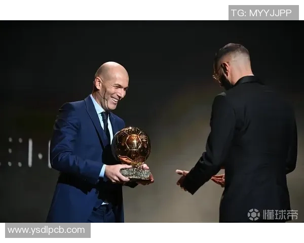 足球明星金球奖荣耀时刻的背后故事与传奇瞬间解析 足球明星金球奖荣耀时刻的背后故事与传奇瞬间解析